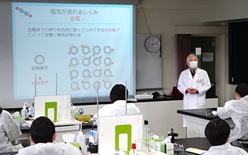 Hideki Shirakawa giving a lecture