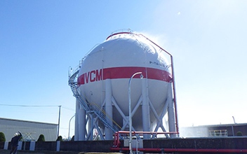 Sprinkling water on high-pressure gas tanks